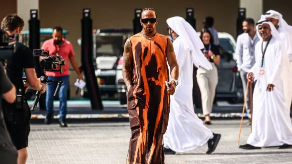 Denkt in Abu Dhabi schon ans Schneemann bauen: Lewis Hamilton. - &copy; Beata Zawrzel/ZUMA Press Wire/dpa