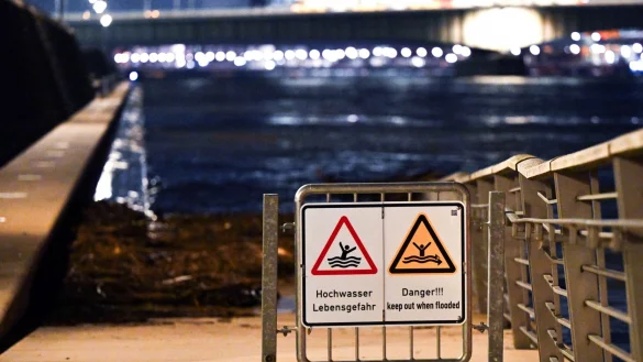 Ein Warnschild warnt vor Lebensgefahr bei Hochwasser. - &copy; Federico Gambarini/dpa