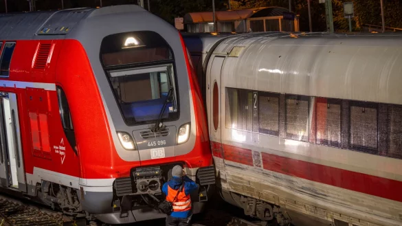 Ein Regionalzug (l) streifte am 17.11. einen ICE. Jetzt ist die Fernverkehrsstrecke wieder frei. - © Peter Kneffel/dpa