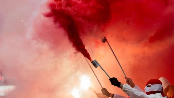 K&ouml;lner Fans z&uuml;nden Rauchbomben und Pyrotechnik. - &copy; Rolf Vennenbernd/dpa