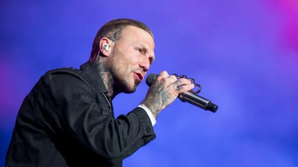 Kontra K erobert die Charts-Spitze. - &copy; Daniel Vogl/dpa