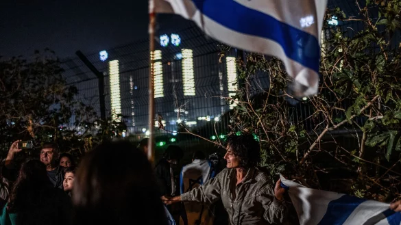 Menschen jubeln mit israelischen Fahnen, nachdem ein Hubschrauber mit von Hamas-K&auml;mpfern freigelassenen Geiseln im Schneider Children's Medical Center of Israel gelandet ist. - &copy; Ilia Yefimovich/dpa
