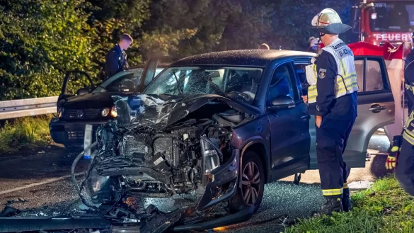 Feuerwehr und Polizei sind an einer Unfallstelle im Einsatz. - &copy; Markus Kl&uuml;mper/dpa