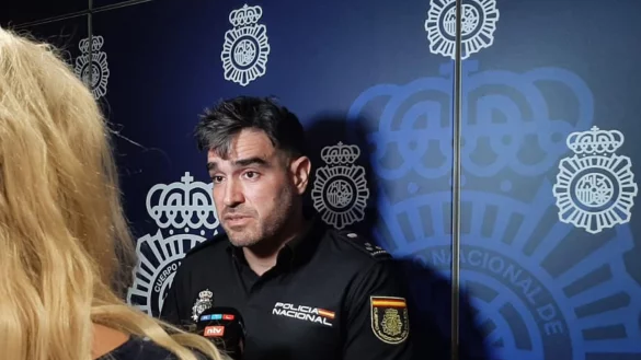 Chef der Mordkommission Angel Ruiz spricht zu den Medien in dem Fall des vor gut einem Jahr auf Mallorcas Flughafen-Autobahn zu Tode gekommenen Deutschen. - &copy; Patrick Schirmer/dpa