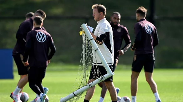 Der neue DFB-Coach Julian Nagelsmann stand zum ersten Mal mit seiner Mannschaft auf dem Platz. - &copy; Federico Gambarini/dpa