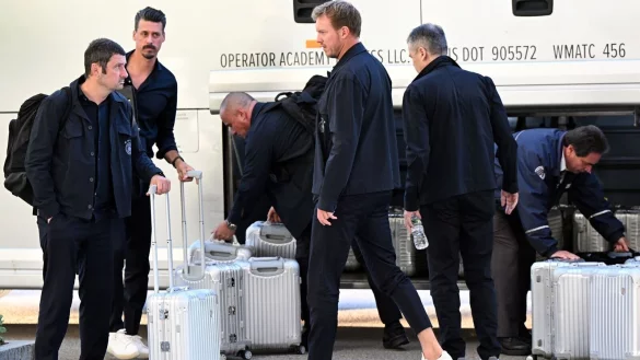 Deutschlands Bundestrainer Julian Nagelsmann (M) bei seiner Ankunft vor dem Hotel in Foxborough im US-Bundesstaat Massachusetts. - &copy; Federico Gambarini/dpa