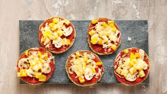 So fix zubereitet wie eine Tiefk&uuml;hlpizza: F&uuml;r diese Mini-Pizzen kommen Toastbr&ouml;tchen zum Einsatz. - &copy; Katrin Winner/Gr&auml;fe und Unzer/dpa-tmn