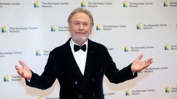 Billy Crystal kommt zum Kennedy Center Honors Gala Dinner. - &copy; Kevin Wolf/AP/dpa