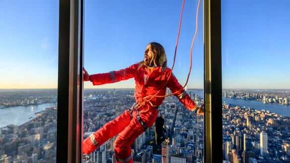 US-Schauspieler Jared Leto klettert am Empire State Building hoch. - &copy; Roy Rochlin/Getty Images/Empire State Realty Trust/dpa