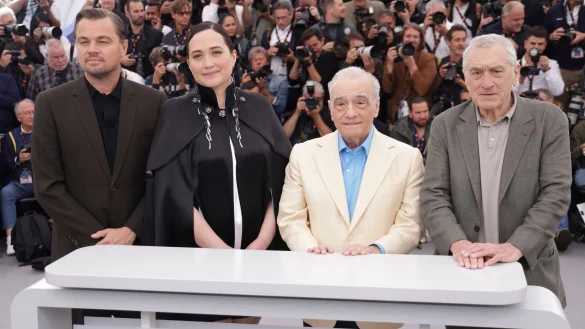 Leonardo DiCaprio (l-r), Lily Gladstone, Martin Scorsese, und Robert De Niro posieren in Cannes f&uuml;r die Fotografen. - &copy; Vianney Le Caer/Invision/AP/dpa