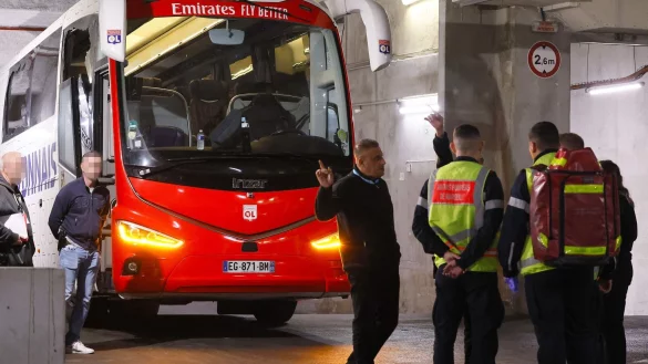 Auf den Teambus von Olympique Lyon gab es einen brutalen Angriff. - &copy; Christophe Simon/AFP/dpa