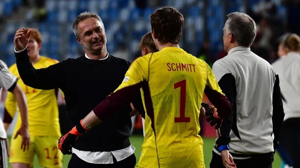 U17-Trainer Christian W&uuml;ck l&auml;sst offen, ob Max Schmitt im WM-Finale im Tor steht. - &copy; Marton Monus/dpa