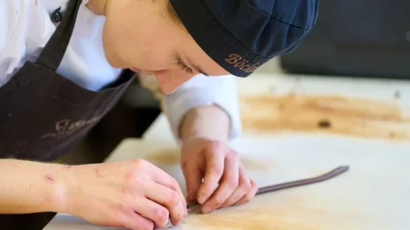 Eine Konditorin nimmt an einem Wettbewerb teil. - © Thomas Frey/dpa/Archivbild