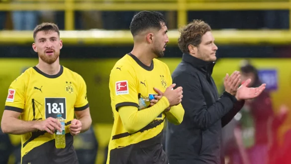 Dortmunds Salih &Ouml;zcan, Trainer Edin Terzic und Emre Can (l-r) nach einem Spiel. - &copy; Bernd Thissen/dpa