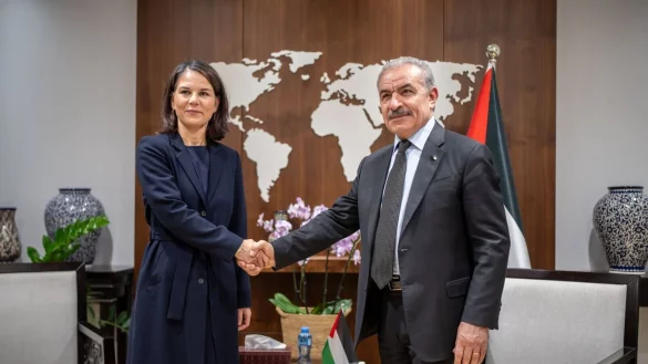 Annalena Baerbock (B&uuml;ndnis90/Die Gr&uuml;nen), Au&szlig;enministerin von Deutschland, spricht mit Mohammed Schtaje, Ministerpr&auml;sident der Pal&auml;stinensichen Autonomiebeh&ouml;rde. - &copy; Michael Kappeler/dpa