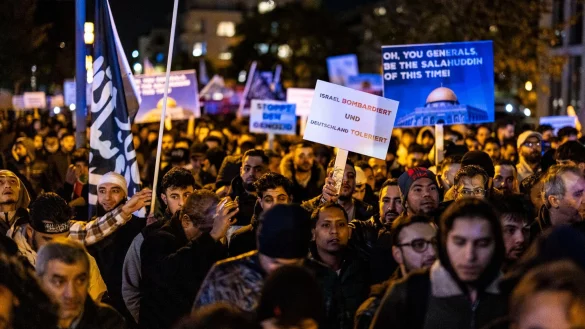 Schilder und Fotos werden gezeigt bei der Kundgebung "Gaza unter Beschuss - gemeinsam gegen das Unrecht". - &copy; Christoph Reichwein/dpa