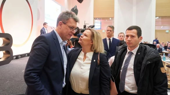 Thomas Josef Weikert, Pr&auml;sident des Deutschen Olympischen Sportbundes, verabschiedet Bundesinnenministerin Nancy Faeser (SPD) nach ihrer Rede bei der DOSB-Mitgliederversammlung. - &copy; Thomas Frey/dpa