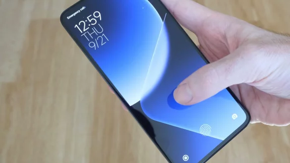 Der Daumen muss wandern - oder das Smartphone h&ouml;her rutschen: Jedenfalls hat Xiaomi den Fingerabdrucksensor sehr weit unten platziert. - &copy; Coman Hamilton/dpa-tmn