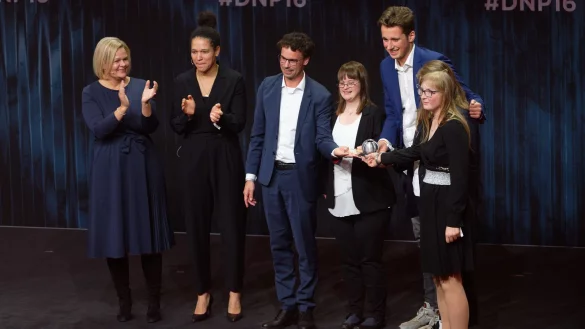 Der Verein Special Olympics Deutschland erh&auml;lt einen Preis in der Kategorie Sport von Bundesinnenministerin Nancy Faeser (l) und Fu&szlig;ballerin C&eacute;lia ai? (2.v.l). - &copy; Henning Kaiser/dpa