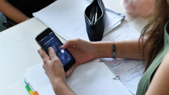 Der deutsche Lehrerverband lehnt ein Handyverbot an Schulen ab. - © Jens Kalaene/ZB/dpa