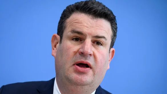 Arbeitsminister Hubertus Heil informiert in der Bundespressekonferenz über geplante Maßnahmen zur Arbeitsmarktintegration. - © Bernd von Jutrczenka/dpa