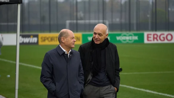 Bundeskanzler Olaf Scholz (SPD, l) und DFB-Pr&auml;sident Bernd Neuendorf. - &copy; Thomas Frey/dpa