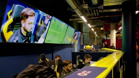 Die Bühne für die BVB-E-Sport-Profis in der Heimspielstätte von Borussia Dortmund. - © Niklas Graeber/dpa
