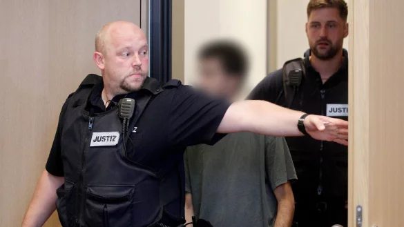 Der Hauptangeklagte wird von Justizbeamten in den Gerichtssaal gef&uuml;hrt. - &copy; Roland Weihrauch/dpa