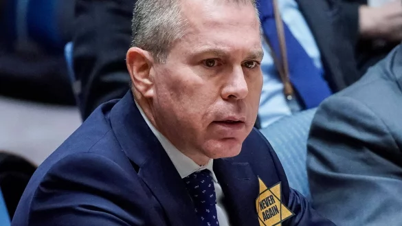 Israels UN-Botschafter Gilad Erdan mit dem gelben Davidstern. - © Eduardo Munoz Alvarez/AP/dpa