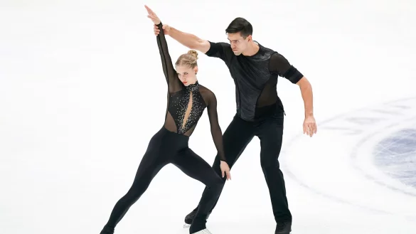 Holten mit 218,77 Punkten ihren ersten Meistertitel: Minerva-Fabienne Hase (l) und Nikita Wolodin. - &copy; Tomohiro Ohsumi/AP/dpa/Archivbild