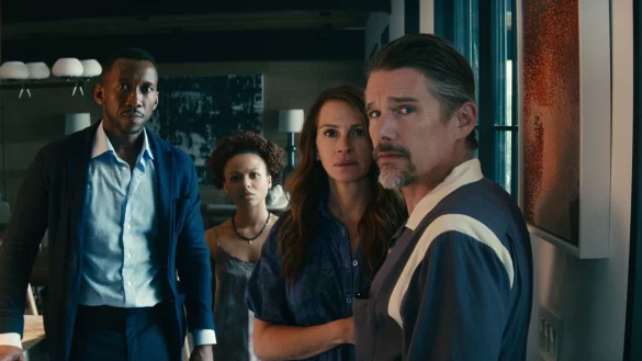 Amanda (Julia Roberts) und Clay (Ethan Hawke) wollen in einer Luxusvilla in Long Island die Welt hinter sich lassen. Da steht pl&ouml;tzlich G.H. (Mahershala Ali) mit seiner Tochter Ruth (Myhala) vor der T&uuml;r. - -/&copy;2023 Netflix/dpa