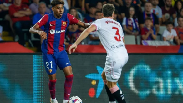 Der FC Barcelona hat das 16-j&auml;hrige Talent Lamine Yamal (l) langfristig gebunden. - &copy; Joan Monfort/AP