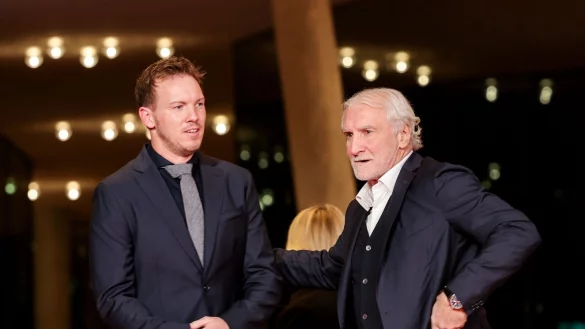 DFB-Sportdirektor Rudi V&ouml;ller (r) und Bundestrainer Julian Nagelsmann bei der Auslosung der EM-Gruppen in Hamburg. - &copy; Christian Charisius/dpa