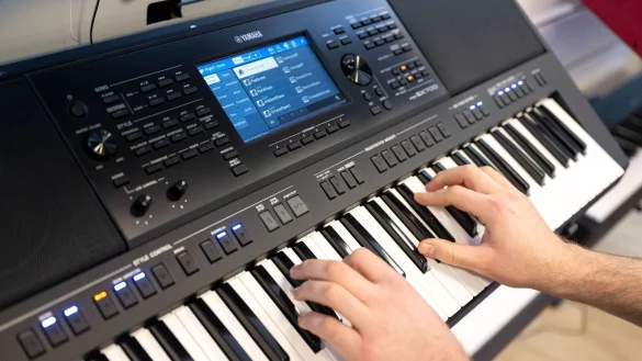 Das kleine Tasteninstrument ist im Vergleich zum Klavier g&uuml;nstig und kann gut transportiert werden. - &copy; Sina Schuldt/dpa