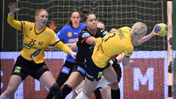 Emily B&ouml;lk (M) verteidigt gegen die Schwedin gegen Nina Koppang (r). - &copy; Johan Nilsson/TT News Agency/AP/dpa