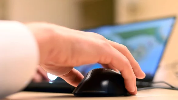 Seit August 2023 ist es Anbietern von sehr großen Online-Plattformen verboten, menschliche Verhaltens- oder Wahrnehmungsmuster durch Designtricks auszunutzen - beispielsweise über die Farbgestaltung von Buttons oder lange Klickwege. - © Uli Deck/dpa