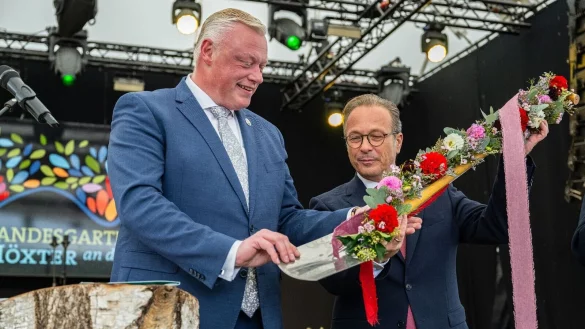 Bei der Abschlussveranstaltung der Landesgartenschau &uuml;bernimmt Reiner Brauer (r), B&uuml;rgermeister der Stadt Neuss, von Daniel Hartmann (l), B&uuml;rgermeister der Stadt H&ouml;xter, einen Spaten. - &copy; Guido Kirchner/dpa