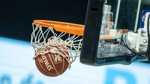 Ein Basketball landet im Korb. - &copy; Andreas Gora/dpa/Symbolbild
