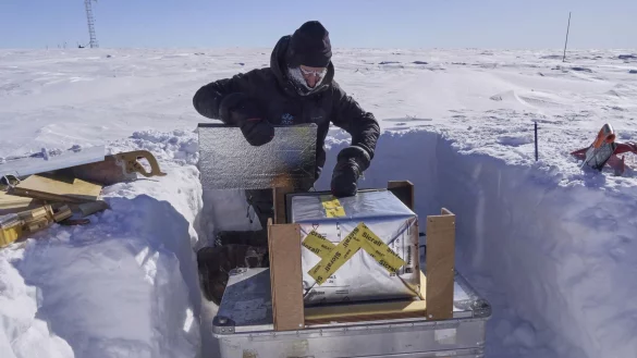 Matthias Jaggi baut die Metamorphosebox mit dem Schneeblock fertig. - &copy; Matthias Jaggi/SLF/dpa