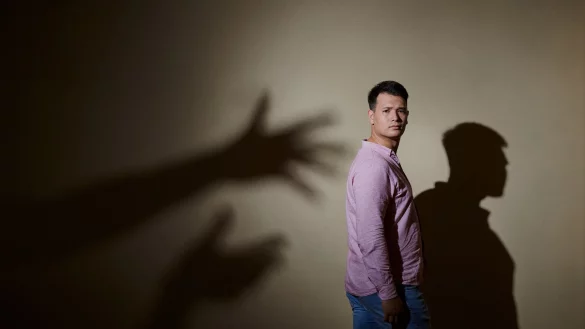 Max Leon wird als Siebenj&auml;hriger mehrfach von seinem Kindertherapeuten missbraucht. Als 26-J&auml;hriger spricht zum ersten Mal dar&uuml;ber - in der Reportage &laquo;37 Grad Leben - Glaubt mir! Missbrauch in der Therapie&raquo;. - &copy; Anna Ziegler/ZDF/dpa