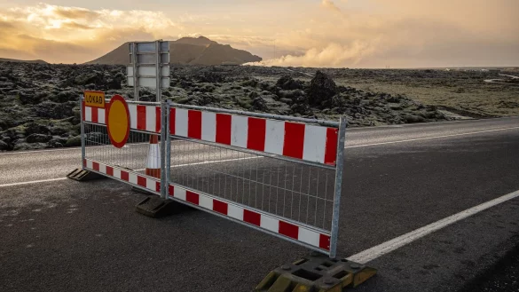 Die Zufahrtsstra&szlig;e zur Blauen Lagune wurde geschlossen, um Zwischenf&auml;lle in der Gegend im Falle eines m&ouml;glichen Vulkanausbruchs zu vermeiden. - &copy; Raul Moreno/SOPA Images via ZUMA Press Wire/dpa