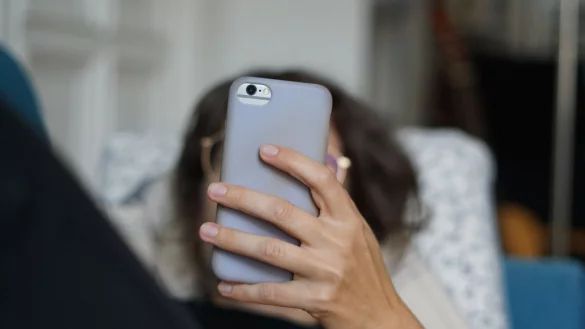 Damit das Innenleben wieder zur Ruhe kommt, sollte man verst&ouml;rende Bilder auf Social-Media-Kan&auml;len nicht mit noch mehr Eindr&uuml;cken befeuern und Bildschirmpausen machen. - &copy; Weronika Peneshko/dpa/dpa-tmn