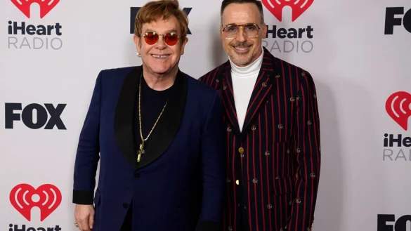 Elton John (l) und David Furnish bei den iHeartRadio Music Awards in Los Angeles. - &copy; Chris Pizzelo/Invision/AP/dpa