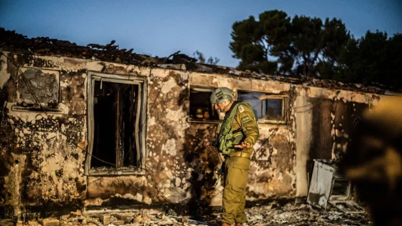 Ein israelischer Soldat inspiziert ein zerst&ouml;rtes Haus im Kibbutz Beeri. Rettungskr&auml;fte hatten von dort grausame Bilder ver&ouml;ffentlicht. - &copy; Ilia Yefimovich/dpa