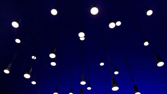 Viele Smart-Home-Lichtsysteme (hier von Philips Hue) sind auch mit Zigbee-f&auml;higen Basisstationen anderer Hersteller kompatibel. - &copy; Franziska Gabbert/dpa-tmn