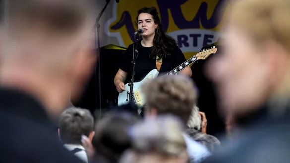 Ilgen-Nur beim Lollapalooza Festival Berlin auf der B&uuml;hne (2019). - &copy; Britta Pedersen/zb/dpa