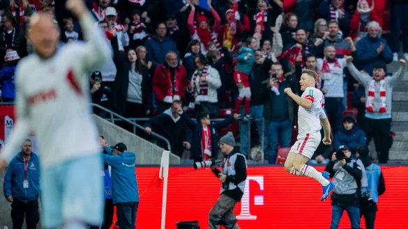 Florian Kainz jubelt nach seinem Elfmetertreffer zum 2:1 für den 1. FC Köln. - © Rolf Vennenbernd/dpa