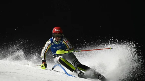 Schied beim Nachtevent in Courchevel im ersten Durchgang aus: Lena D&uuml;rr. - &copy; Jeff Pachoud/AFP/dpa