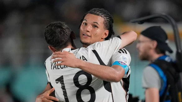 Die deutsche U17 um Paris Brunner (r) und Bilal Yalcinkaya holte sich in Indonesien den WM-Titel. - &copy; Achmad Ibrahim/AP/dpa