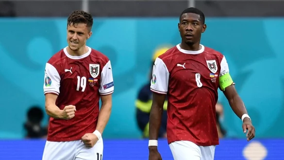 Die &Ouml;sterreicher Christoph Baumgartner (r) und David Alaba freuen sich auf das DFB-Team. - &copy; Daniel Mihailescu/Pool AFP/AP/dpa